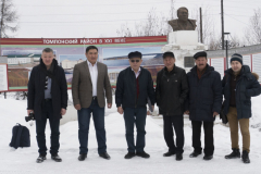 У памятника Георю Советского Союза Василию Михайловичу Кладкину. Слева направо: Илья Васильев, Прокопий Старостин, Георгий Никонов,  Илья Шадрин, Аким Татаринов, Гаврил Андросов.   п. Хандыга. 2 апреля 2018 г