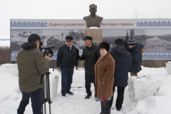 У памятника Михаилу Константиновичу Карпову. п. Хандыга. 2 апреля 2018 г.