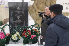 Мемориальная доска погибшим летчикам “Алсиба”. п. Хандыга. 2 апреля 2018 г.