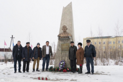 Памятник прославленному снайперу Федору Матвеевичу Охлопкову. п. Хандыга. 2 апреля 2018 г.