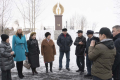 У стелы, посвященной строителям Магаданской трассы. п. Хандыга. 2 апреля 2018 г.