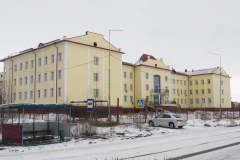 Здание Горно-геологического техникума, вид со стороны храма. п. Хандыга. 2 апреля 2018 г.