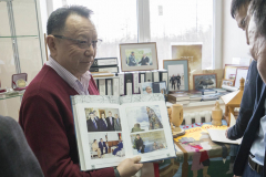 У выставки, посвященной Вячеславу Штырову. Хандыгский историко-краеведческий музей. 2 апреля 2018 г.