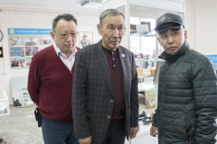Георгий Никонов, Илья Шадрин, Алексей Павлов (директор Егенской общеобразовательной школы). Хандыгский историко-краеведческий музей. п. Хандыга. 2 апреля 2018 г.
