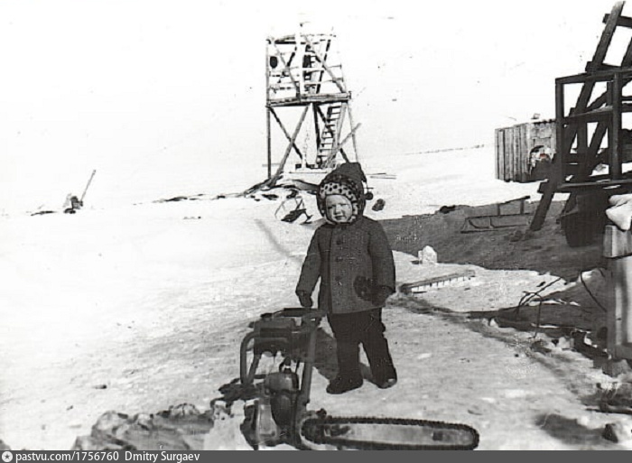 1982-1983 гг. Село Найба (Хара-Улах), во дворе метеостанции