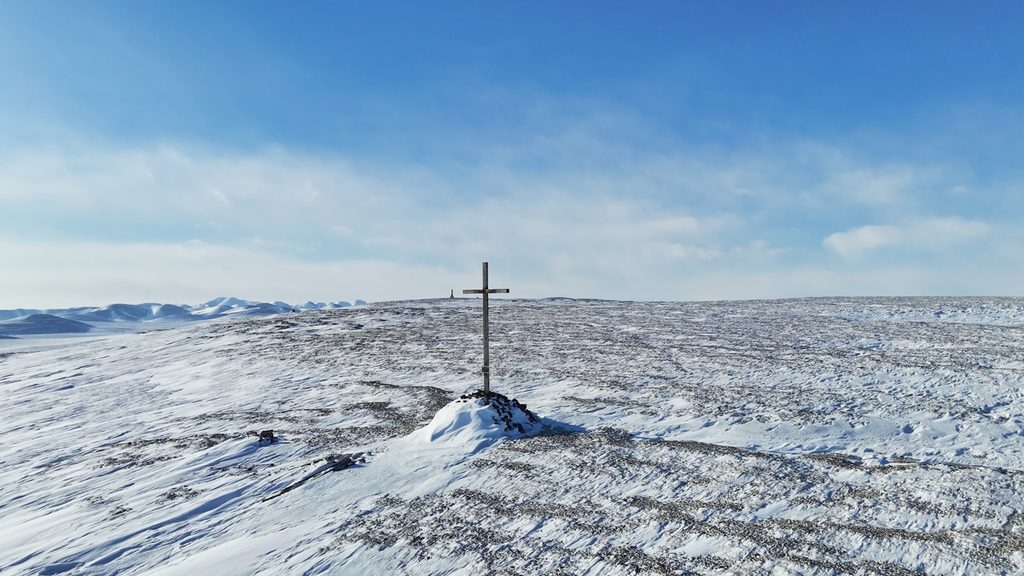 Скала (гора) Эркюля. Крест, в память об умерших здесь депортированных во время Второй мировой войны финнах